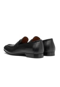 Czarne skórzane loafersy o eleganckim designie, zaokrąglonym nosku i minimalnych akcentach. Posiadają niską, warstwową obcas i brązowe wykończenie wewnętrzne.