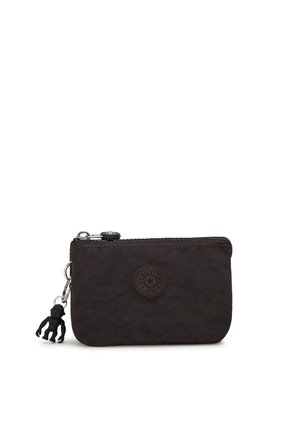 Kipling pung i mørkebrunt stof, rektangulær form, lynlåslukning, logo-patch på forsiden og sort abe-nøglekæde accent.