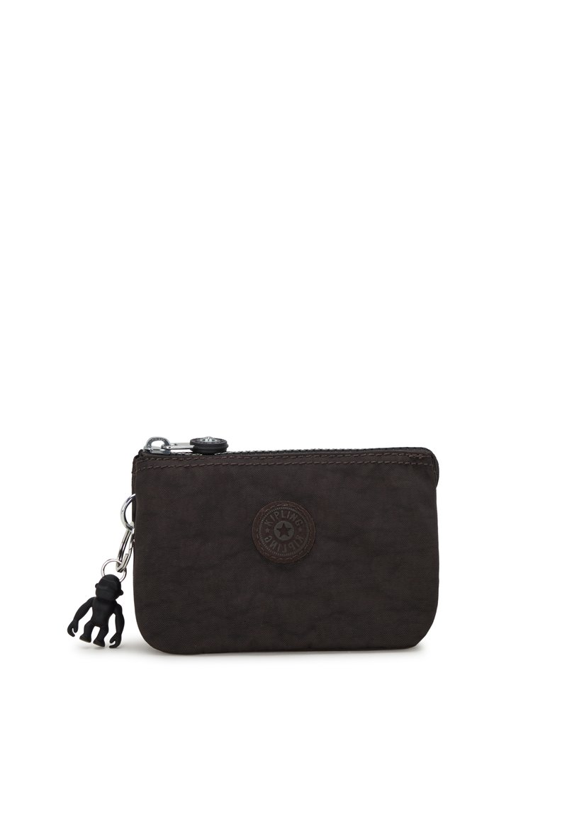 Portefeuille Kipling en tissu marron foncé, de forme rectangulaire, avec fermeture éclair, patch logo sur le devant et un accent de porte-clés en forme de singe noir.