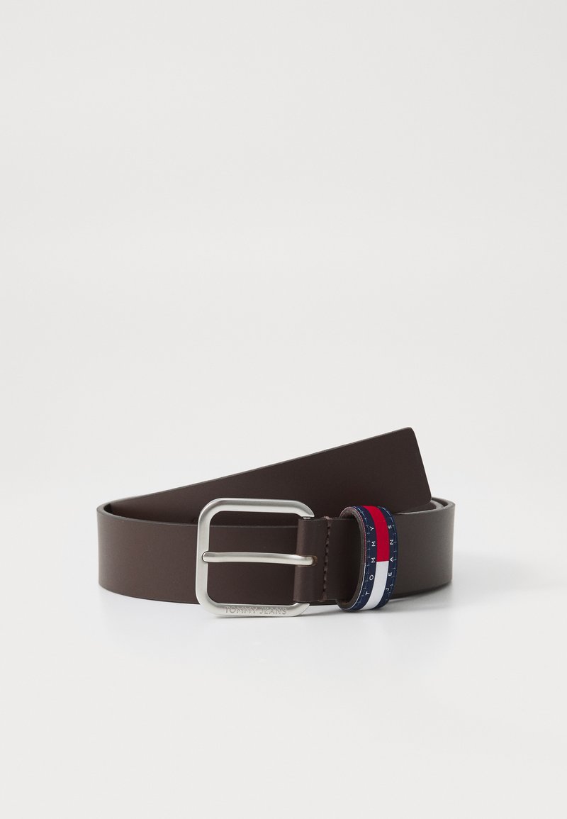 Een bruine leren riem met een glanzende zilveren rechthoekige gesp en een decoratieve gestreepte accen in rood, wit en blauw dichtbij de gesp.
