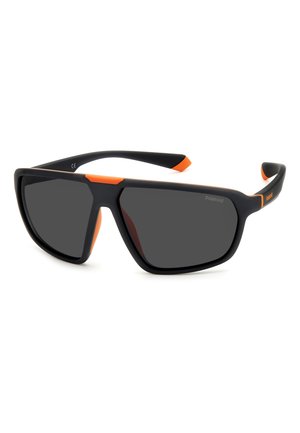 Occhiali da sole rettangolari neri opachi con lenti scure e accenti arancioni brillanti sulla montatura e sulle punte delle tempie, marchiati Polaroid.