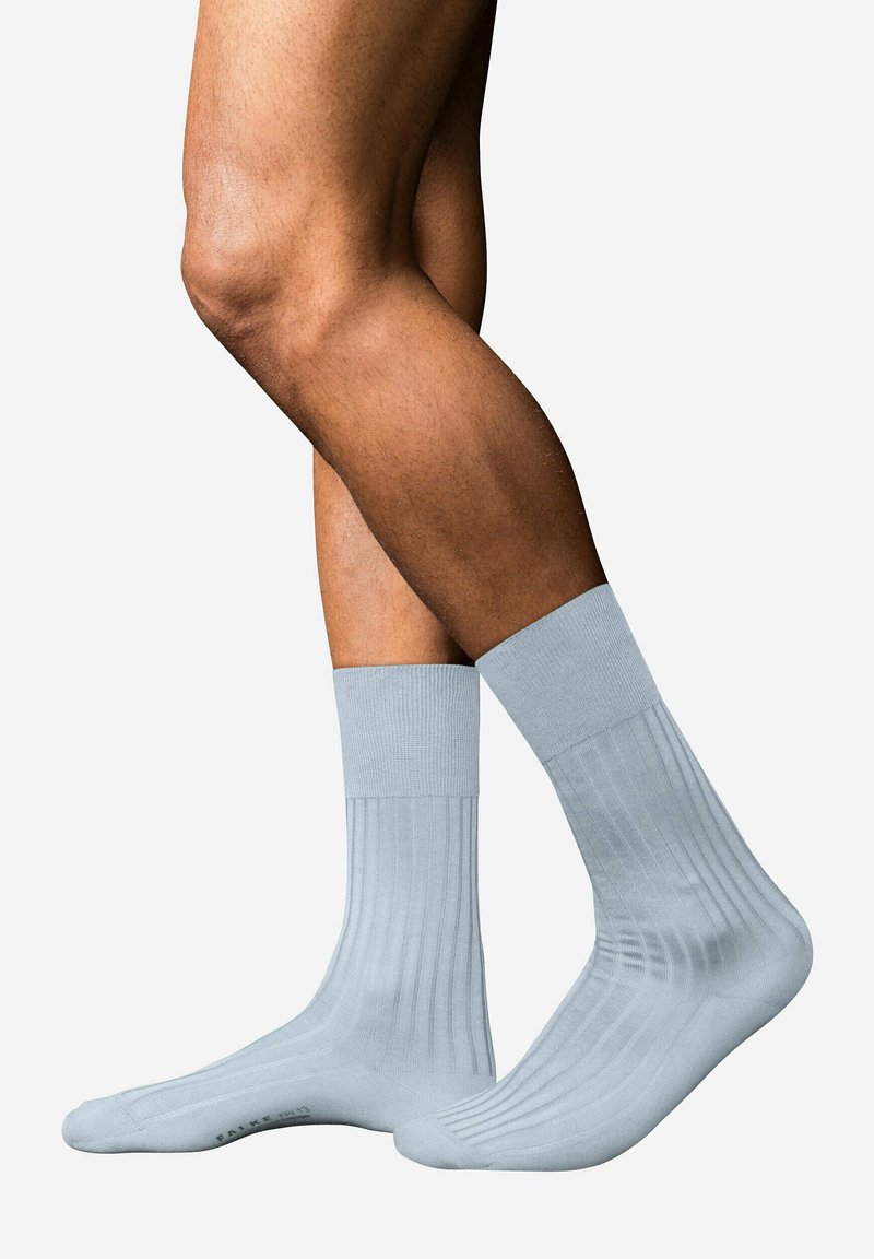Socks in cotone azzurro chiaro con righe verticali, di lunghezza media fino al polpaccio e dalla texture uniforme. Il polsino superiore è leggermente elastico per una vestibilità sicura.