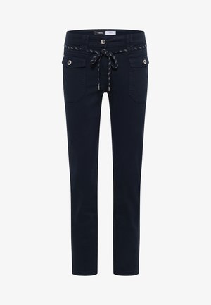 Granatowe wąskie spodnie ze zwężanymi nogawkami, z zapinanymi na guziki przednimi kieszeniami oraz wzorzystym paskiem ściągającym w talii.