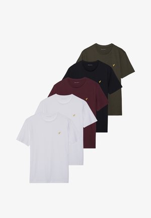 Fünf kurzärmelige T-Shirts in Weiß, Burgunderrot, Schwarz und Olivgrün, von denen jedes ein kleines gelbes Logo auf der Brust trägt.