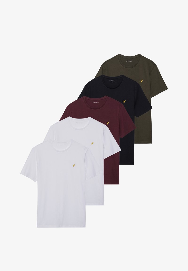 Penkios trumpomis rankovėmis marškinėliai rodomi baltoje, bordo, juodoje ir alyvuogių žalioje spalvose, kiekvienas su maža geltona logotipu ant krūtinės.