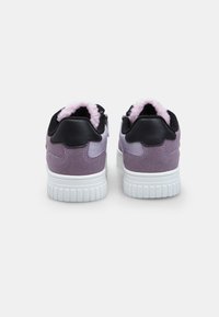 Sneakers con tomaia in suede lavanda e in materiale sintetico, dettagli neri, interno morbido rosa e suola in gomma bianca con battistrada testurizzato.