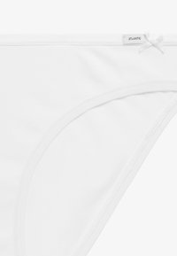 Białe bawełniane majtki bikini o gładkiej strukturze, z małym detalem w postaci kokardki oraz metką marki "ATLANTIC" na talii.