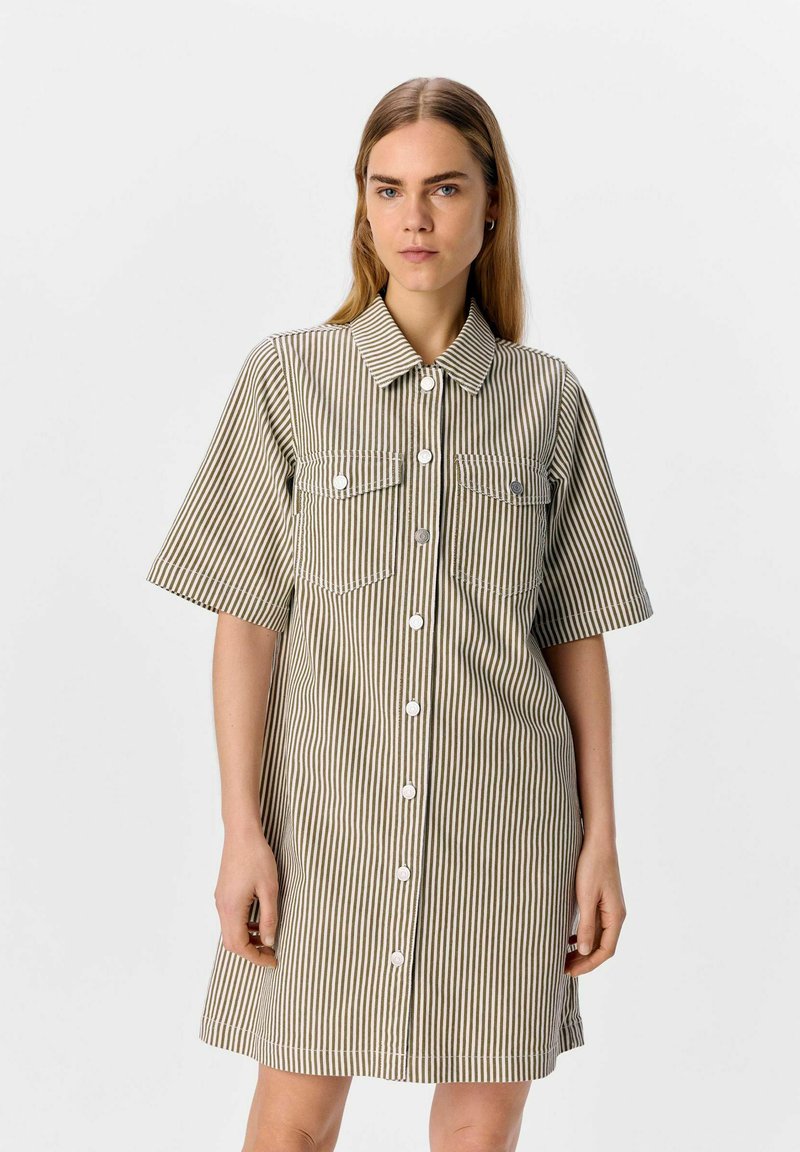 Gestreepte shirtjurk in beige en wit, met een kraag, korte mouwen, twee borstzakken en een sluiting met knopen aan de voorkant.