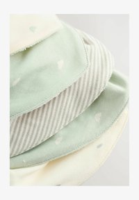 Kijelölve, sage green