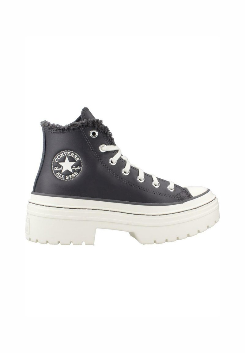Schwarzer Converse High-Top-Sneaker mit weißer, dicker Profilsohle, weißen Schnürsenkeln und Futter aus Fleece, seitlich gezeigt.