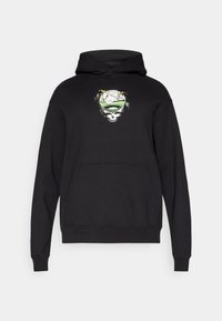 Μαύρο φούτερ με κουκούλα που διαθέτει γραφική εκτύπωση ενός κρανίου περικυκλωμένου από πράσινα φύλλα και ένα τοπίο, με εμπρόσθια τσέπη καγκουρό και ριμπ μανσέτες.