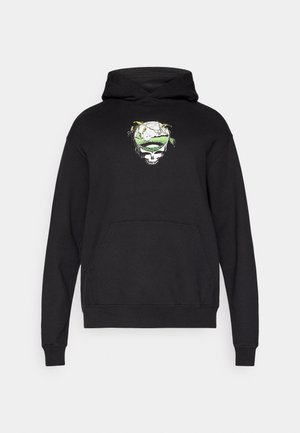 Μαύρο φούτερ με κουκούλα που διαθέτει γραφική εκτύπωση ενός κρανίου περικυκλωμένου από πράσινα φύλλα και ένα τοπίο, με εμπρόσθια τσέπη καγκουρό και ριμπ μανσέτες.