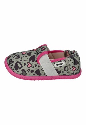 Grauer Kinderschuh mit schwarzen und pinken Herzmustern, pinkem Besatz und Sohle und einem weißen elastischen Riemen oben.