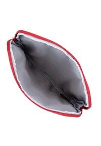 Funda roja con cremallera y un exterior liso, forrada en gris en su interior. Cuenta con una amplia abertura y un diseño sencillo para un fácil acceso.