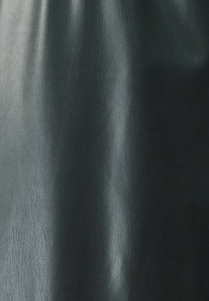 Zwart gestructureerd leder met een gladde afwerking, met subtiele glans en natuurlijke variaties in de nerf over het oppervlak.