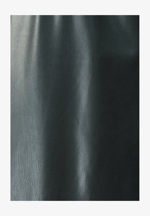 Mustmust nahk, millel on sile viimistlus, millel on peen läige ja looduslikud erinevused tera pinnal.