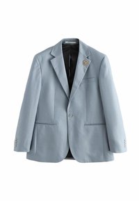 Blazer bleu clair à un bouton avec revers crantés, deux poches avant et une broche ronde décorative sur le revers gauche.