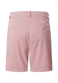 Vaaleanpunaiset chino-tyyliset shortsit, joissa on kaksi nappikiinnitteistä takataskua ja vyölenkit, kuvattuna takaapäin.