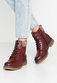 Marco Tozzi Snørestøvletter - dark red