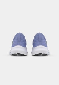 Μωβ αθλητικά παπούτσια με πλεκτό άνω μέρος και λευκή μεσαία σόλα. Διαθέτουν πίσω θεατή για εύκολη φορεσιά και υφασμάτινη σόλα από καουτσούκ για πρόσφυση.