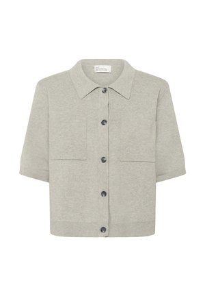 Cardigan gris clair à manches courtes avec col, fermeture à boutons sur le devant et deux poches poitrine.