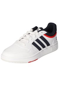Sneaker atletica bianca con strisce blu navy, accenti rossi, suola in gomma testurizzata e allacciatura frontale. Realizzata in materiale in pelle sintetica.