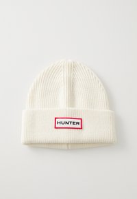 Cappello di lana bianco lavorato a maglia con orlo ripiegato, caratterizzato da una toppa rettangolare con la parola "HUNTER" in nero su uno sfondo bianco incorniciato di rosso.