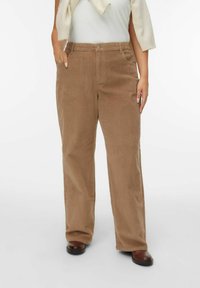 Bruine corduroy broek met een recht gesneden ontwerp, voorzien van voorzakken, een knoopsluiting en een zachte textuur.