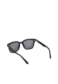Lunettes de soleil rectangulaires noires avec des verres foncés et des branches fines inclinées vers l'extérieur sur un fond blanc.