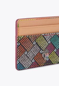 Portacarte in pelle colorato con un motivo geometrico caratterizzato da forme a diamante in varie tonalità. Include bordi rosa e accessori decorativi.