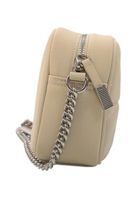 Borsa a tracolla in pelle beige con zip argentata e dettagli in catena, mostrata da un'angolazione laterale.