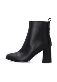 - Ankle boot
