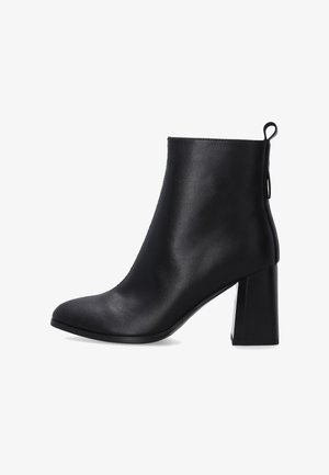 Schwarze Lederstiefelette mit glatter Textur, runder Zehenform und Blockabsatz. Verfügt über eine Schlaufe an der Rückseite für einfaches An- und Ausziehen.