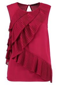 Červený bezramínkový top s diagonálním plisovaným volánkem na přední straně, hladkou texturou a uzavřením na klíčovou dírku na zadní straně.