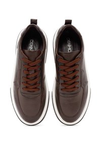 Zapatillas de cuero marrón con acabado texturizado, punta redonda y cordones marrones. Presentan una suela de goma blanca y un logo en relieve en el interior.