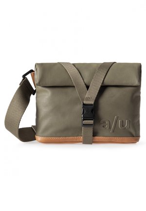 Olivgroene crossbodytas met beige bies, verstelbare schouderband, roll-top sluiting met voorste gesp en een geperst "a/u" logo aan de voorkant.