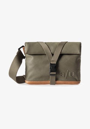 Olivgroene crossbodytas met beige bies, verstelbare schouderband, roll-top sluiting met voorste gesp en een geperst "a/u" logo aan de voorkant.