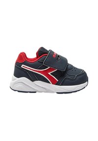 Scarpa sportiva blu navy con dettagli rossi, suola bianca, cinturino in velcro, tomaia perforata e dettaglio del logo laterale.
