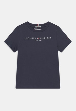 Tengerészkék organikus pamut póló rövid ujjakkal, fehér szöveggel a fronton: "TOMMY HILFIGER EST. 1985" és logó részletekkel.