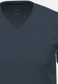 Granatowa koszulka z bawełny organicznej z dekoltem w serek, krótkimi rękawami i gładką fakturą. Zawiera etykietę z informacjami o marce i pochodzeniu.