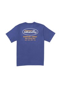 Mėlyna medvilninė marškinėliai trumpomis rankovėmis. Atlikta su balta ir geltona logotipu ant nugaros, kuriame užrašyta „Billabong Boardshort Company“ ir papildomas tekstas.