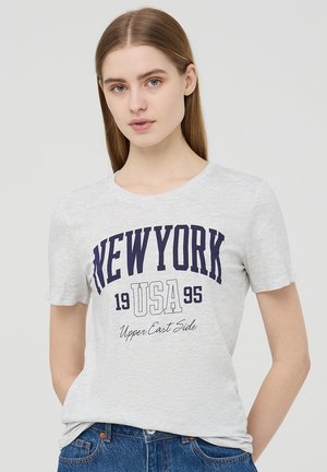 T-shirt in cotone grigio chiaro con scritta blu navy che dice "NEW YORK USA 1995 Upper East Side", con collo a giro e maniche corte.