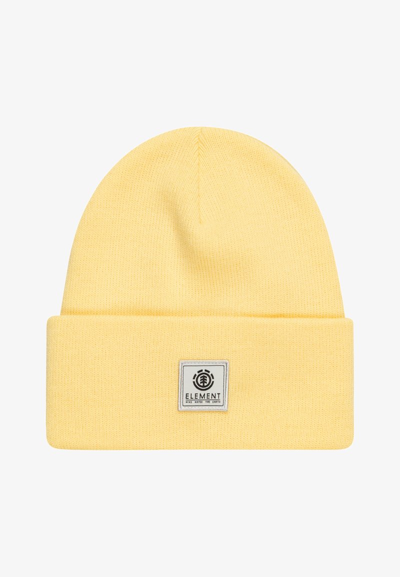 Gelbe Strickmütze mit umgeschlagenem Rand und einem rechteckigen Logo-Patch, auf dem das Wort "ELEMENT" und ein kreisförmiges Design abgebildet sind. Weiche Textur.