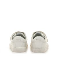 Baskets blanches en cuir avec un design minimaliste, forme arrondie et attaches velcro. Accents texturés au niveau du talon, avec une marque en relief.