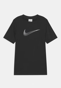 Svart kortärmad Nike t-shirt med en vit flerlinjig swoosh-logotyp centrerad på bröstet mot en enfärgad bakgrund.