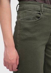Olivově zelené kalhoty s vysokým pasem z bavlněné směsi, rovného střihu, s přední kapsou a viditelnými švy.