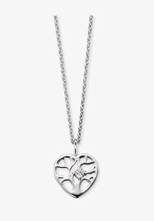 Sølv hjertependant med et trælignende udskæringsdesign, med en lille stenaccent, hængende fra en tekstureret kæde.