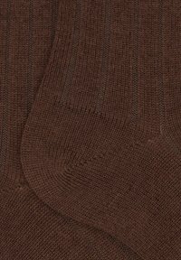 Calzini marroni a coste con una texture liscia, tallone e punta rinforzati. Il tessuto è morbido ed elastico, garantendo una vestibilità confortevole.