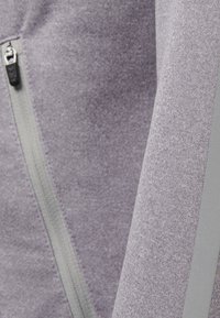 Giacca a zip viola con zip grigia e accenti laterali. La texture del tessuto sembra morbida con un sottile motivo melange.