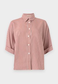 Κόκκινο και λευκό κάθετο ριγέ πουκάμισο με κοντά μανίκια και κλασικό γιακά με κουμπιά.